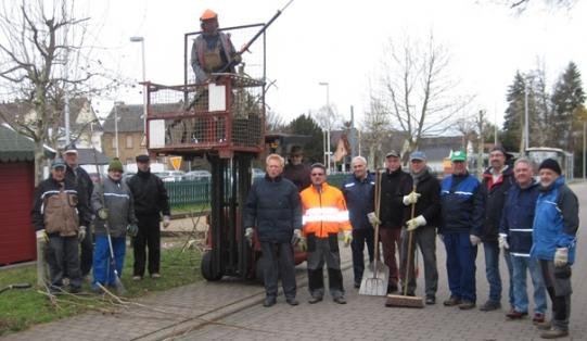 Pflegearbeiten auf dem Bouleplatz