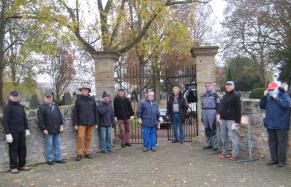 „Volontäre für Albig“ sanieren Friedhofstor aus dem Jahr 1854