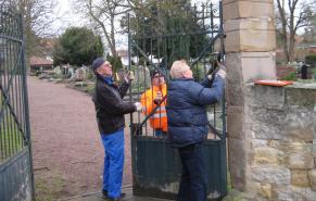 „Volontäre für Albig“ sanieren Friedhofstor aus dem Jahr 1854