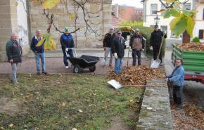 1. Bäume gepflanzt – 2. Laub beseitigt – 3. Abstellbox fertiggestellt