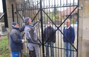 „Volontäre für Albig“ sanieren Friedhofstor aus dem Jahr 1854