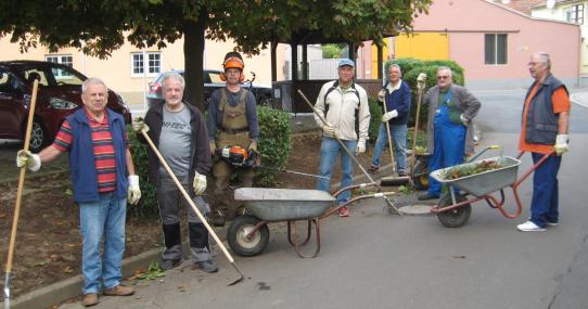 Kerbeputz auf dem Dorfplatz