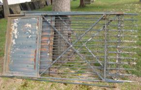 „Volontäre für Albig“ sanieren Friedhofstor aus dem Jahr 1854