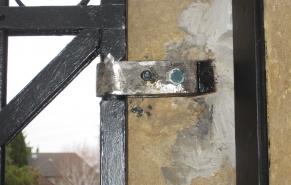 „Volontäre für Albig“ sanieren Friedhofstor aus dem Jahr 1854