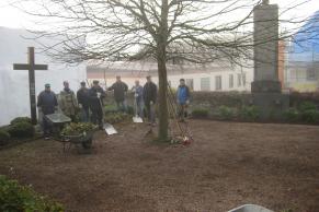 Vor dem Volkstrauertag wurde jetzt das Ehrenmal der Gemeinde und der kircheneigene alte Friedhofsteil von einem dicken Laubteppich befreit und die Bepflanzung zurück geschnitten.