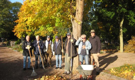 Alljährlichen Einsatz der Volontäre gegen das Laub auf dem Friedhof 