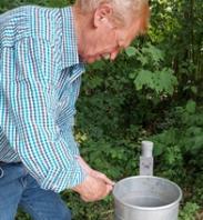 Papierkorb am Fahrgastunterstand installiert