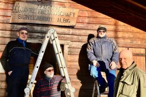 Holztafel „20 Jahre Freundschaft Signy-L`Abbaye-Albig“ wurde am Bürgertreff montiert