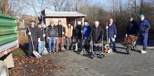 Areal rechtzeitig vor der Adventszeit gesäubert und große Laubmengen entsorgt