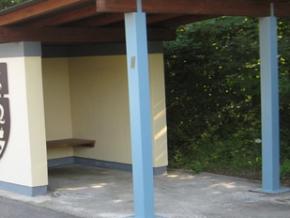 Neu gestrichener Fahrgastunterstand