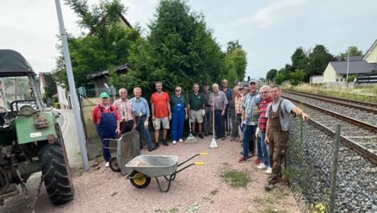 Gehweg parallel zur Bahnlinie freigeschnitten