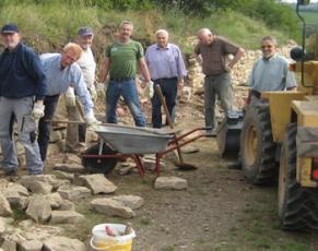 Reparaturarbeiten an einer Bruchsteinmauer in der Gemarkung Ahlenberg