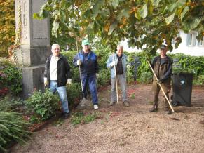 Von jeher engagieren sich die „Volontäre“ für die Friedhofspflege und unterstützen dabei die Gemeindebediensteten