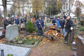 Auf dem Friedhof waren umfangreiche Laubarbeiten vor dem Totensonntag notwendig