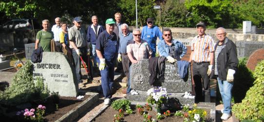 Nachbarschaftshilfe bei der Räumung von Gräbern
