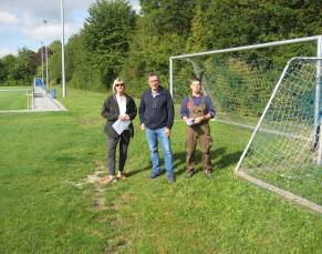 Ortstermin mit Bauingenieurin Schönfeld (VG) und Ortsbürgermeister Best auf dem Sportareal