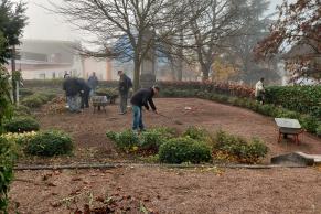 Vor dem Volkstrauertag wurde jetzt das Ehrenmal der Gemeinde und der kircheneigene alte Friedhofsteil von einem dicken Laubteppich befreit und die Bepflanzung zurück geschnitten.