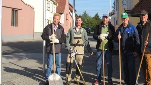 Volontäre auf dem Dorfplatz und rund ums Feuerwehrhaus aktiv