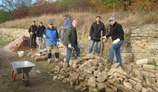 Arbeiten an der Trockenmauer „Ahlenberg“ kamen zügig voran