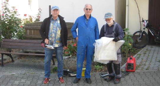 Sanierungsarbeiten an den vielen Sitzbänken in der Gemeinde