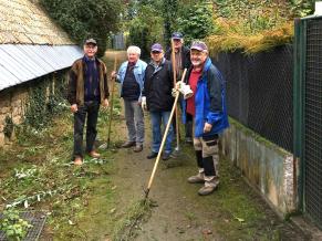 Vor dem bald beginnenden Winter werden die Reilchen in der Gemeinde nochmals gereinigt, von Dreck, Laub und Tretminen befreit.