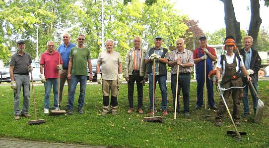 Volontäre für Albig beim Kerbeputz am Sportareal
