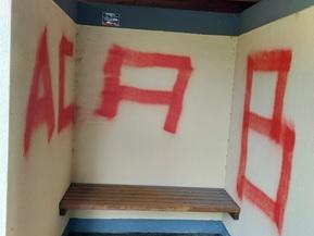 Schmierereien am Fahrgastunterstand an der Pariser Chaussee