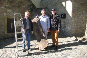 Holztafel „20 Jahre Freundschaft Signy-L`Abbaye-Albig“ abgenommen und überholt