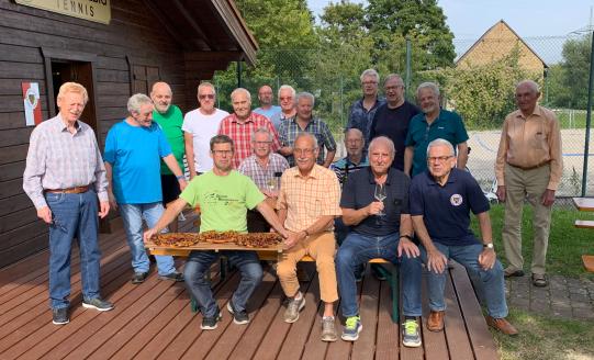 Quetschekuchenesser der Keglergemeinschaft Kirchheimbolanden / Albig und die „Volontäre für Albig“ vor dem Albiger Bürgertreff