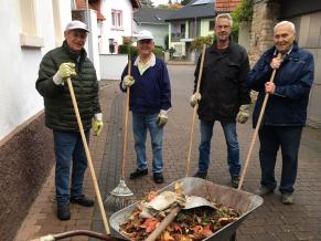 Vor dem bald beginnenden Winter werden die Reilchen in der Gemeinde nochmals gereinigt, von Dreck, Laub und Tretminen befreit.