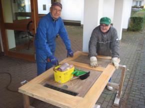 Die Holzsanierer der „Volontäre“ arbeiten an der Tür zum Hewwel weiter