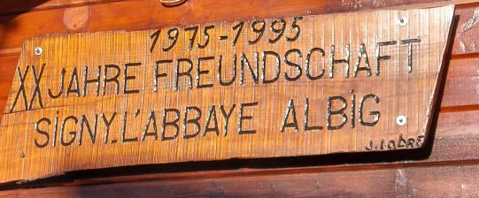 Holztafel „20 Jahre Freundschaft Signy-L`Abbaye-Albig“ am Bürgertreff