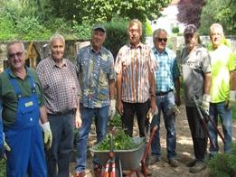 Pflegearbeiten auf dem Friedhof