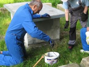 Picknicktische in Albig-Ost wurden neu gestrichen