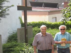 „Volontäre“ beseitigten störende Unkräuter am Albiger Ehrenmal