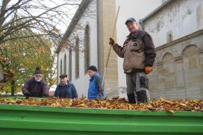Vor dem Volkstrauertag wurde jetzt das Ehrenmal der Gemeinde und der kircheneigene alte Friedhofsteil von einem dicken Laubteppich befreit und die Bepflanzung zurück geschnitten.
