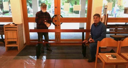 Volontaere pflegen die Sitzbänke in der Gemeinde