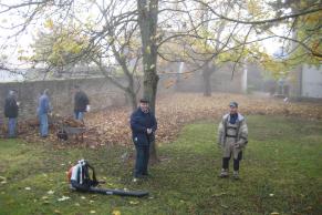 Vor dem Volkstrauertag wurde jetzt das Ehrenmal der Gemeinde und der kircheneigene alte Friedhofsteil von einem dicken Laubteppich befreit und die Bepflanzung zurück geschnitten.