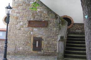 Holztafel „20 Jahre Freundschaft Signy-L`Abbaye-Albig“  am Rathausaufgang