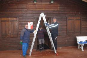 Die bisher am Rathausaufgang angebrachte Gedenktafel zur Partnerschaft Albig- Signy-L`Abbaye wird jetzt am Bürgertreff befestigt