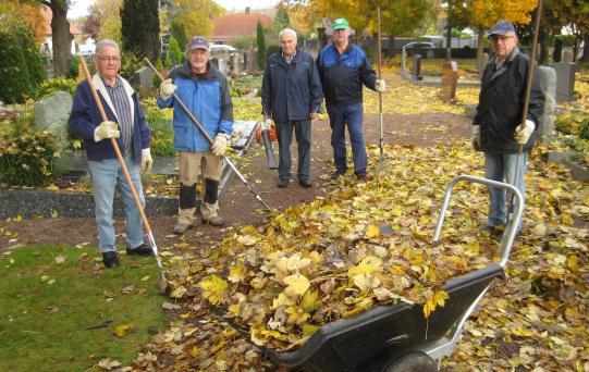 Mit dem Laub auf dem Friedhof werden sich die Gemeindebediensteten und die „Volontäre“ noch einige Dienstagvormittage beschäftigen können