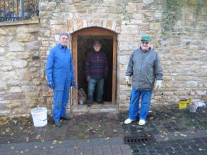 Die Holzsanierer der „Volontäre“ arbeiten an der Tür zum Hewwel 