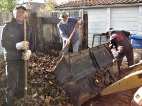 Laubbeseitigung auf dem Friedhof