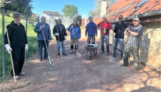 Im Dorfpfad „Hinter Bangert“ wurden Sanierungsarbeiten am Belag fertigestellt