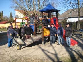 Im zeitigen Frühjahr kümmern sich die „Volontäre“ immer um die Spielplätze in der Gemeinde