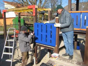 Im zeitigen Frühjahr kümmern sich die „Volontäre“ immer um die Spielplätze in der Gemeinde