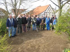 Volontäre für Albig bei der der Ortsverschönerung