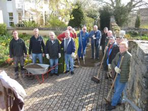 Volontäre für Albig bei der der Ortsverschönerung