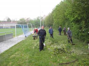Umfassenden Pflegeaktion rund ums Sportareal am Ortseingang
