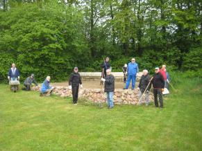 Umfassenden Pflegeaktion rund ums Sportareal am Ortseingang